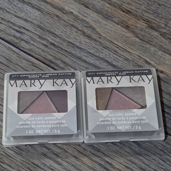 Mary Kay Glam Eyeshadow Palette with Pink and Gold Hues - Picture 6 of 7